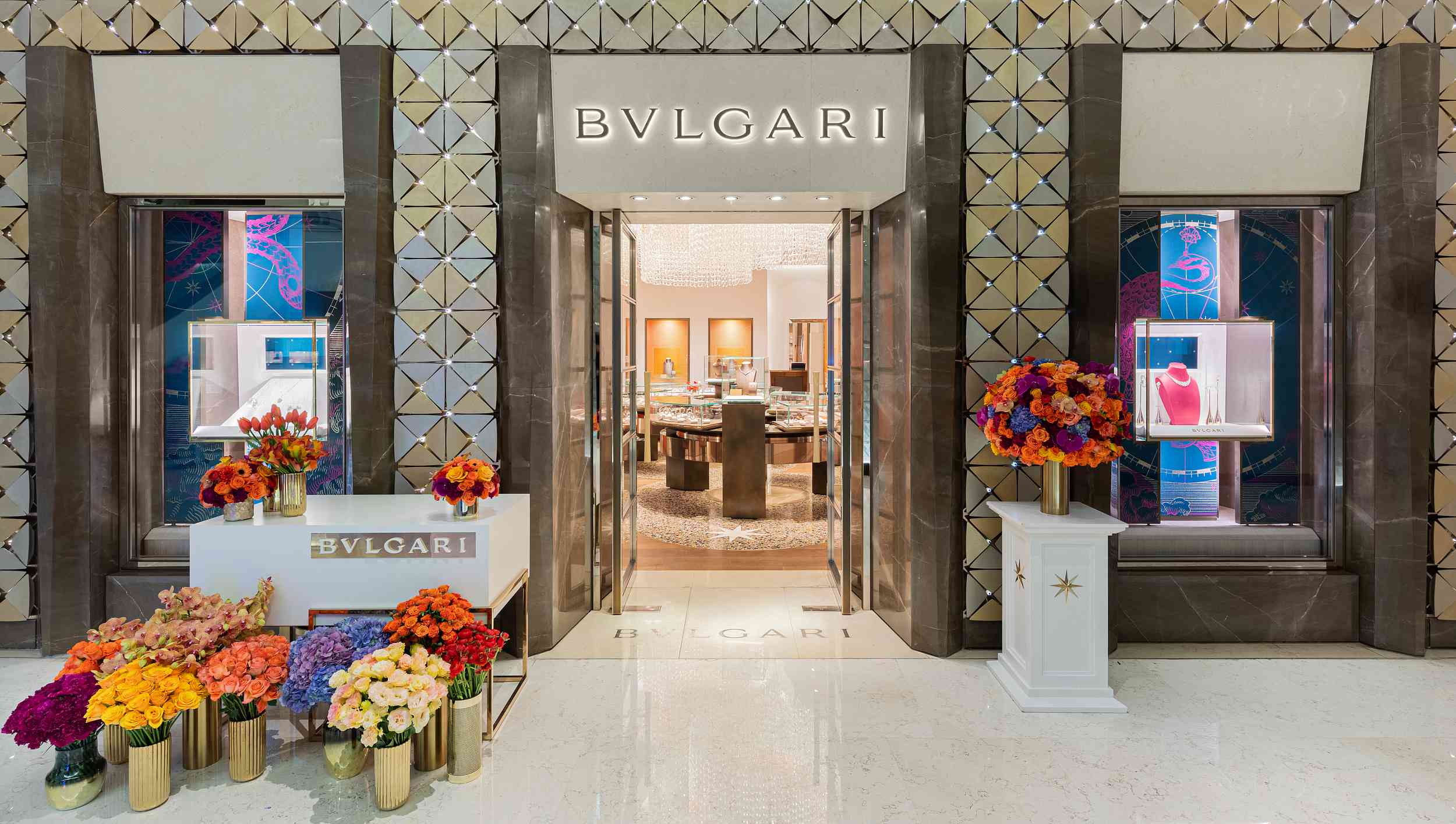 宝格丽蛇形灯光艺术装置闪耀重庆时代广场