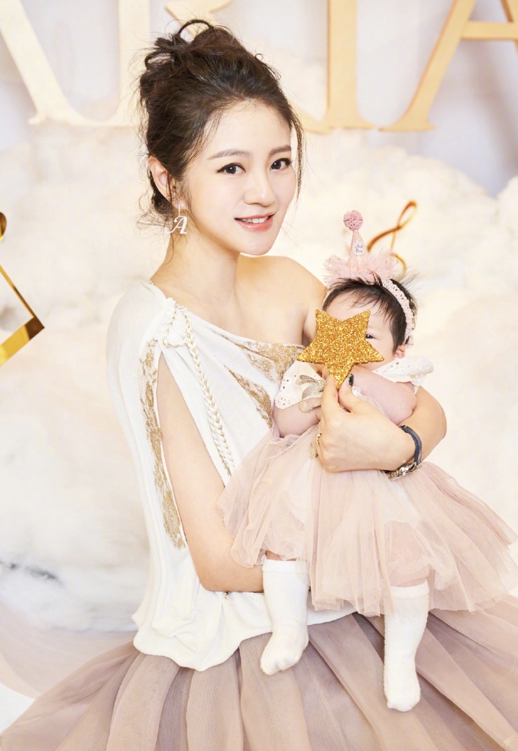 安以轩晒照为女儿庆双满月，一人抱俩妈妈力max，兄妹长相相似