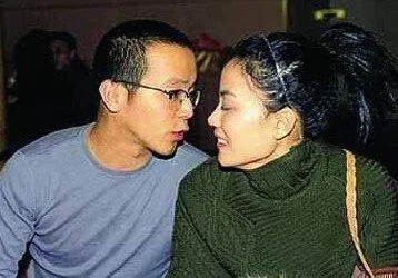 两个中年人牵个手，整个娱乐圈抖了抖