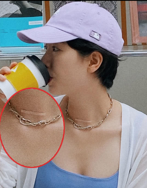 李亚鹏带女儿游玩，其女友却在大秀身材？脖子上的贴纸令人遐想