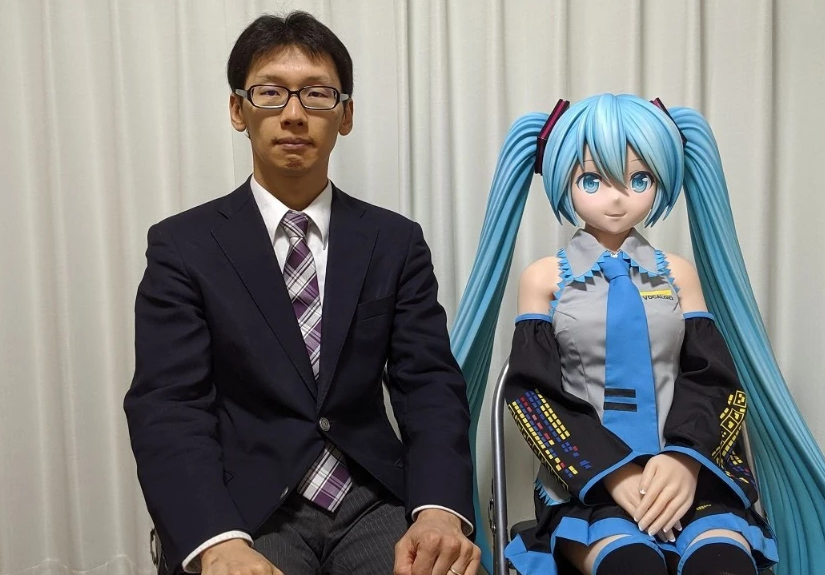 二次元：前有35歲男子娶初音未來，後有21歲女子嫁月光莫利亞