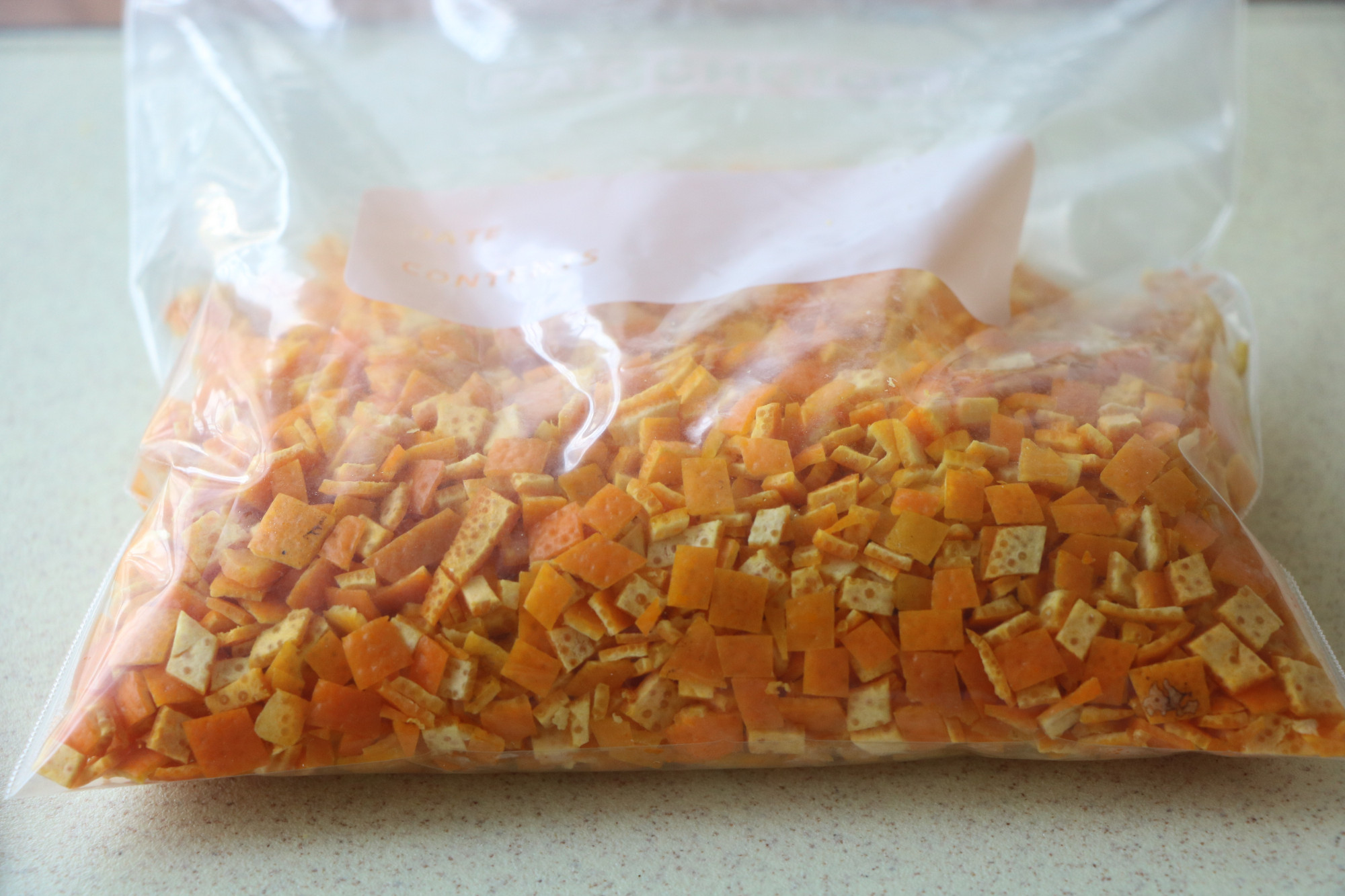 吃剩的橙子皮不要扔掉，簡單加工一下，用處多多，勝過秋梨膏