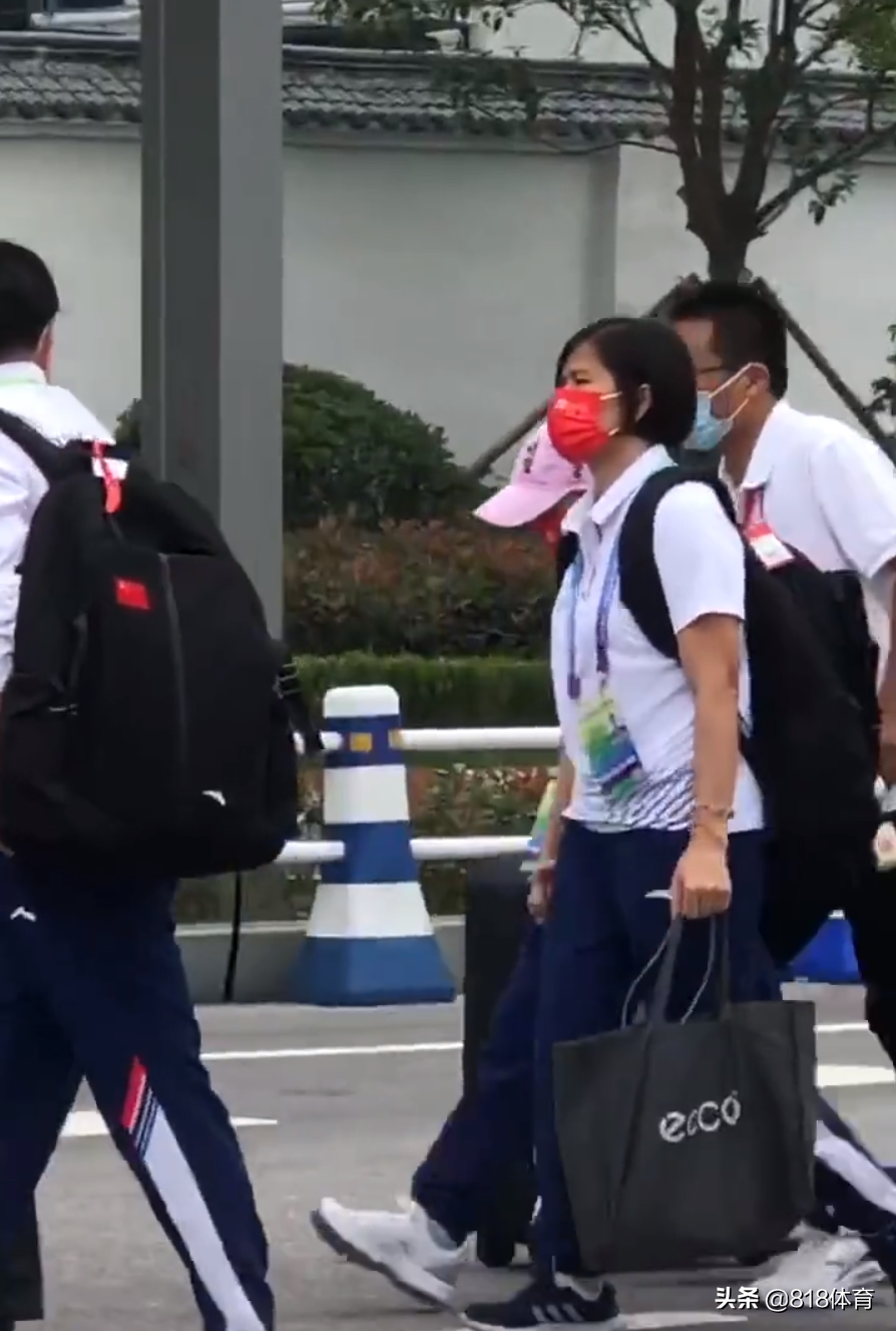 团宠!全红婵进全运村广东队领导牵手怕丢,老父亲何教练一步三回头