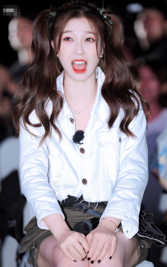 虞书欣这个“鱿鱼坐姿”够狠，双腿直接卷在一