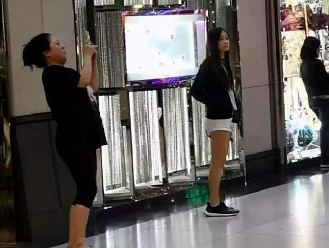 身为李连杰的女儿，李思姐妹没受到“星二代”的待遇，该怪谁呢？