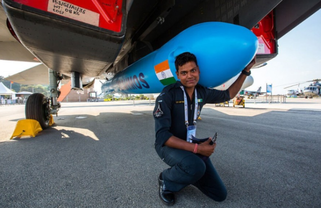 当年敢买印度导弹真是胆子大，没办法，邻居大