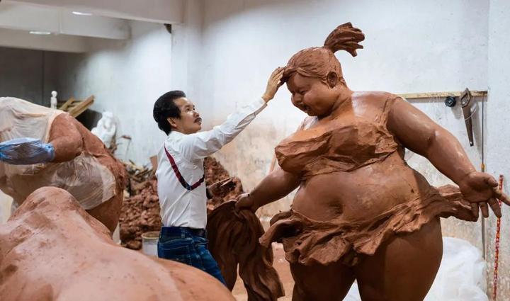 “肥女斗牛”泥稿放大，为西班牙而作