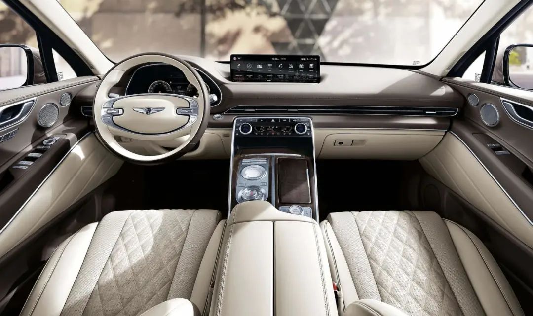 新锐与古典：豪华车内饰设计理念的分歧