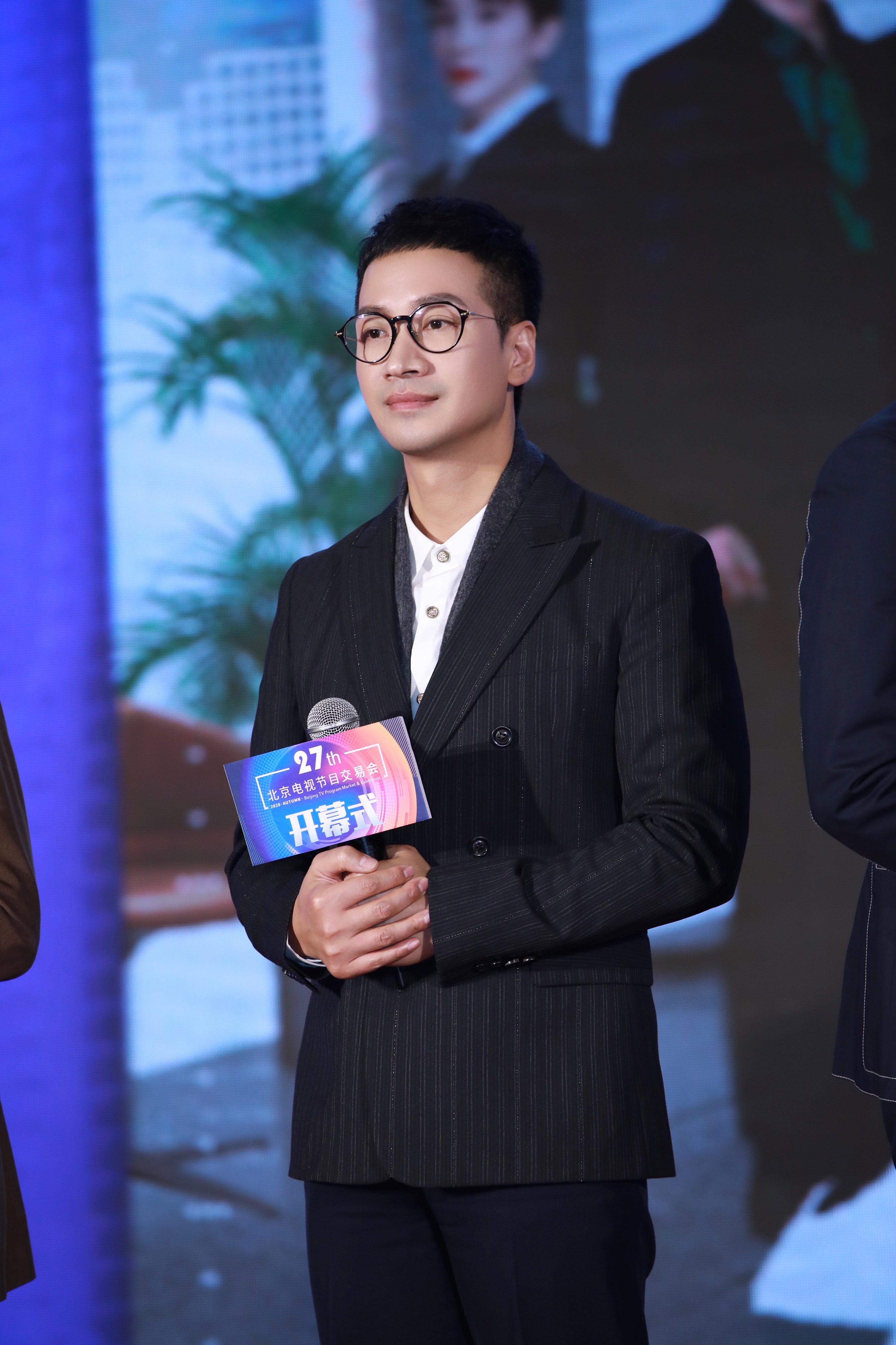 现实主义题材剧《权与利》亮相秋交会蒋雯丽郭晓东携手&ldquo;暖民心&rdquo;