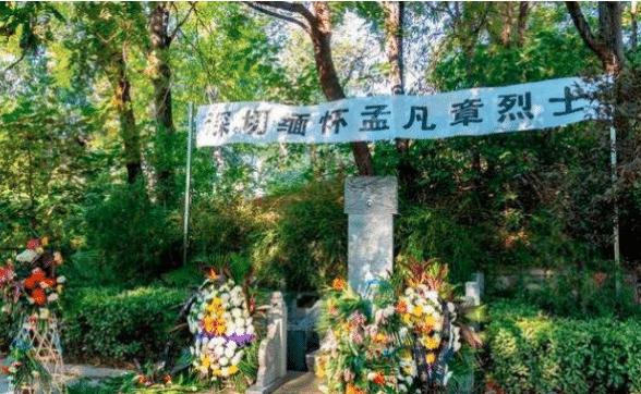 北京闹市中，安葬着一位18岁少年，火车经过也要