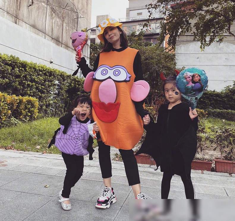 暖心咘咘成“寵妹狂魔”，小手一直護著波妞，媽媽賈靜雯吃醋沒？