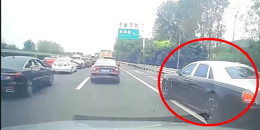 “他赔不起,应该让我!”劳斯莱斯恶意别车6次,占应急车道结果
