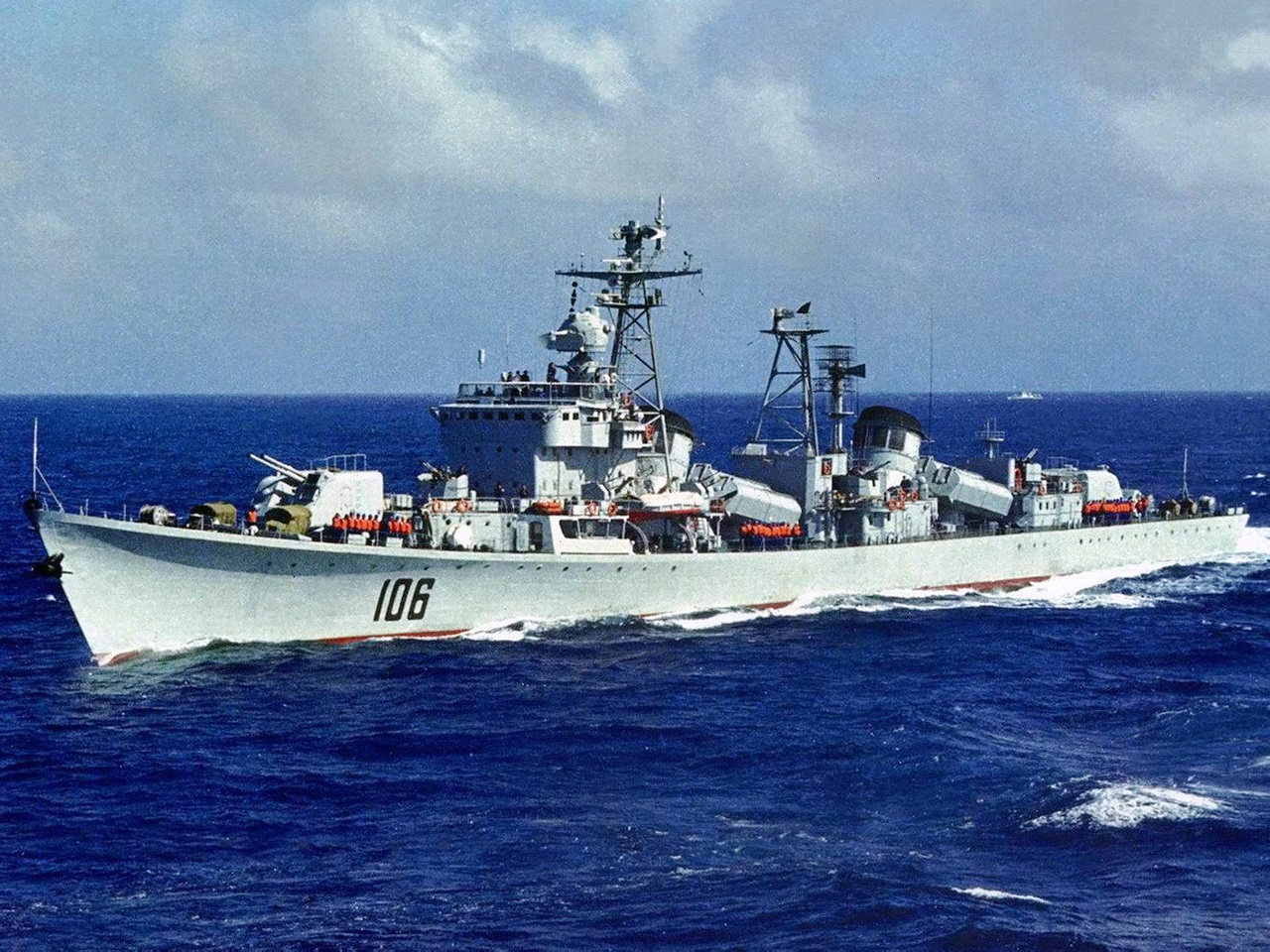 055第二艘拉萨舰入役，中国海军的大进步的背后代表的另一层意思