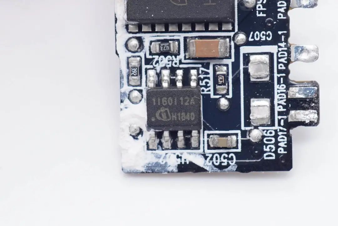 华硕最强游戏本标配300W电源，内置4颗氮化镓，内部结构揭晓