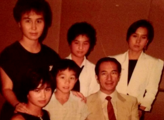 14岁嫁赌王，被专宠30年夺百亿家产，她才是豪门里的“甄嬛”