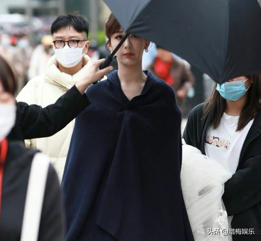 杨紫终于减肥成功，天鹅颈和直角肩都有了，路