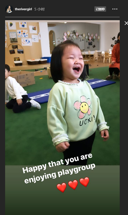 李亞男挺孕肚陪女兒上課，天韻露童真笑容，完全小王祖藍既視感