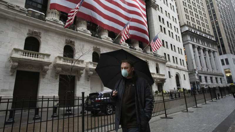 難怪特朗普不肯�封國�抗疫，專家算了筆賬，救1人要花600萬