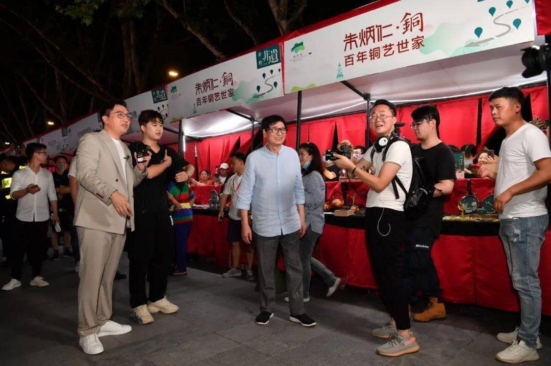 跳出舒适圈的华少，凭什么在直播带货领域后发超车？