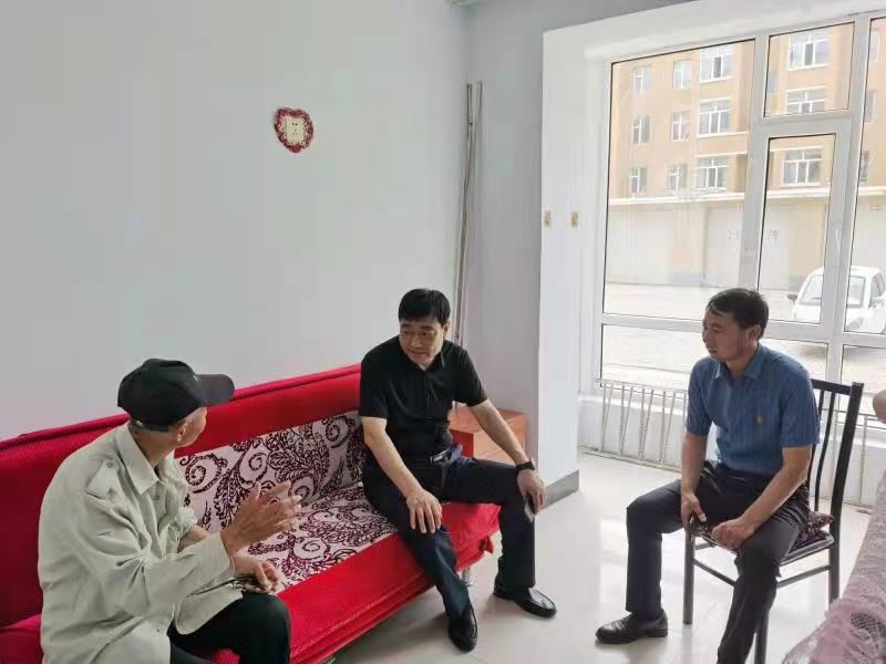 镇赉法院：走访慰问老党员，颁发“光荣在党50年”纪念章