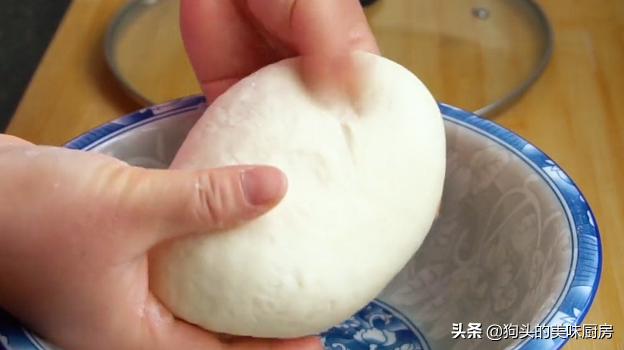 想吃蔥花餅別再買了，在家就能做，加一把蔥跟鹽，外酥裡軟，真香