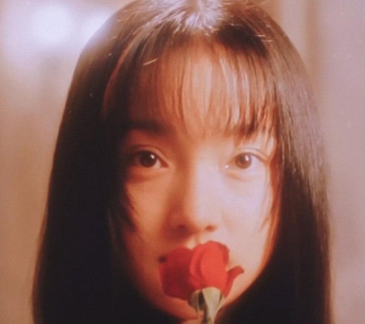 当年在夜总会卖唱的周迅，如今已成为人上人，人生有无限可能