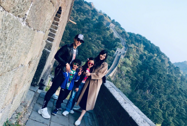 吴尊夫妇被偶遇，林丽吟长发披肩轻托下巴超女神，与老公恩爱十足