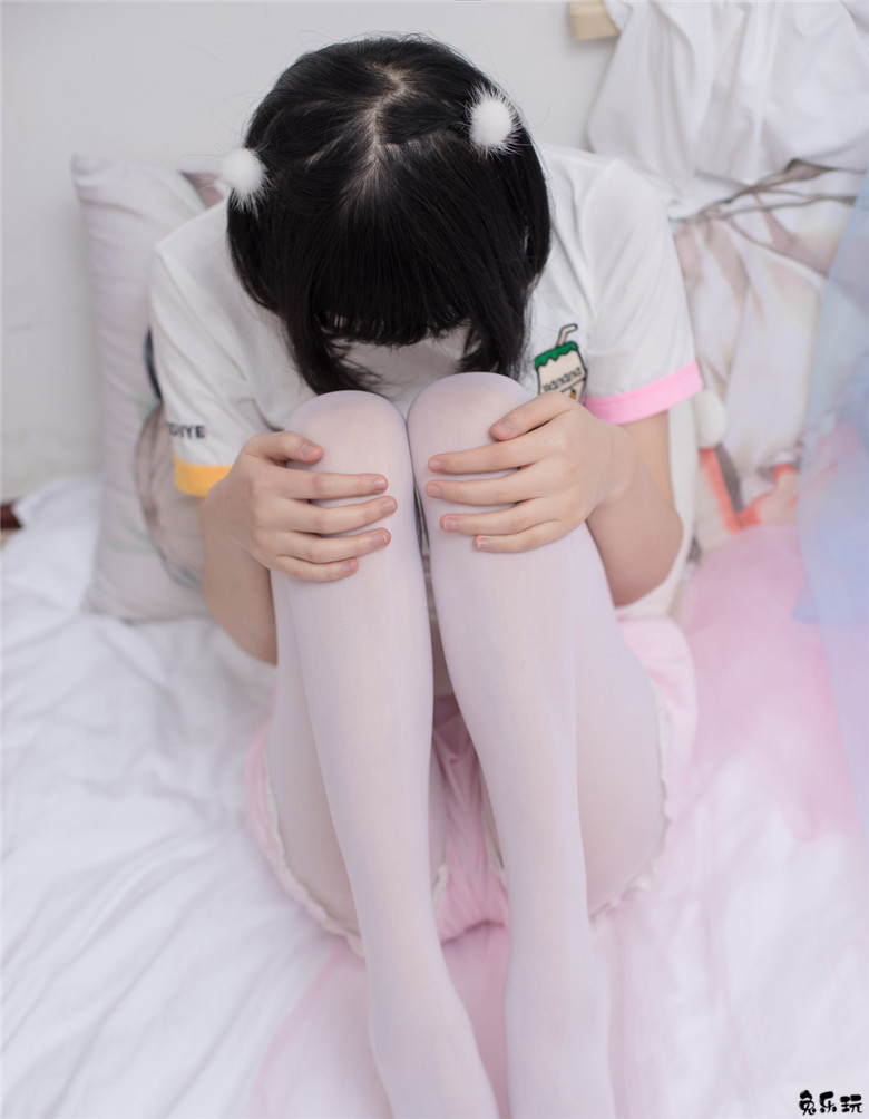 卧室里的白丝少女