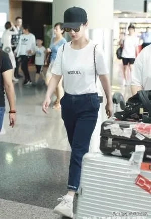 杨紫太有“女王范”，穿条纹短袖配阔腿裤，少女感十足