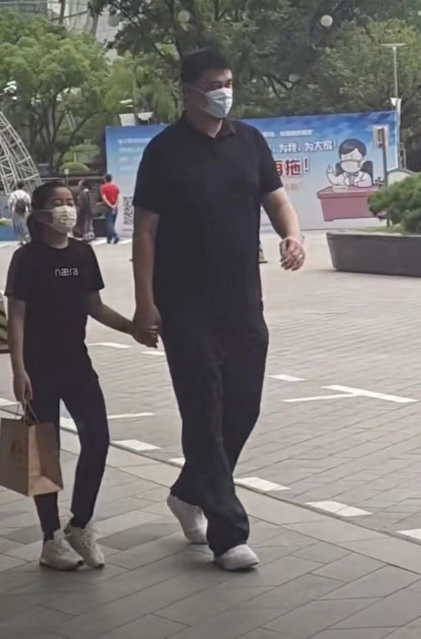 姚明与女儿牵手逛街，11岁姚沁蕾身高到爸爸胸部，一双腿又细又长