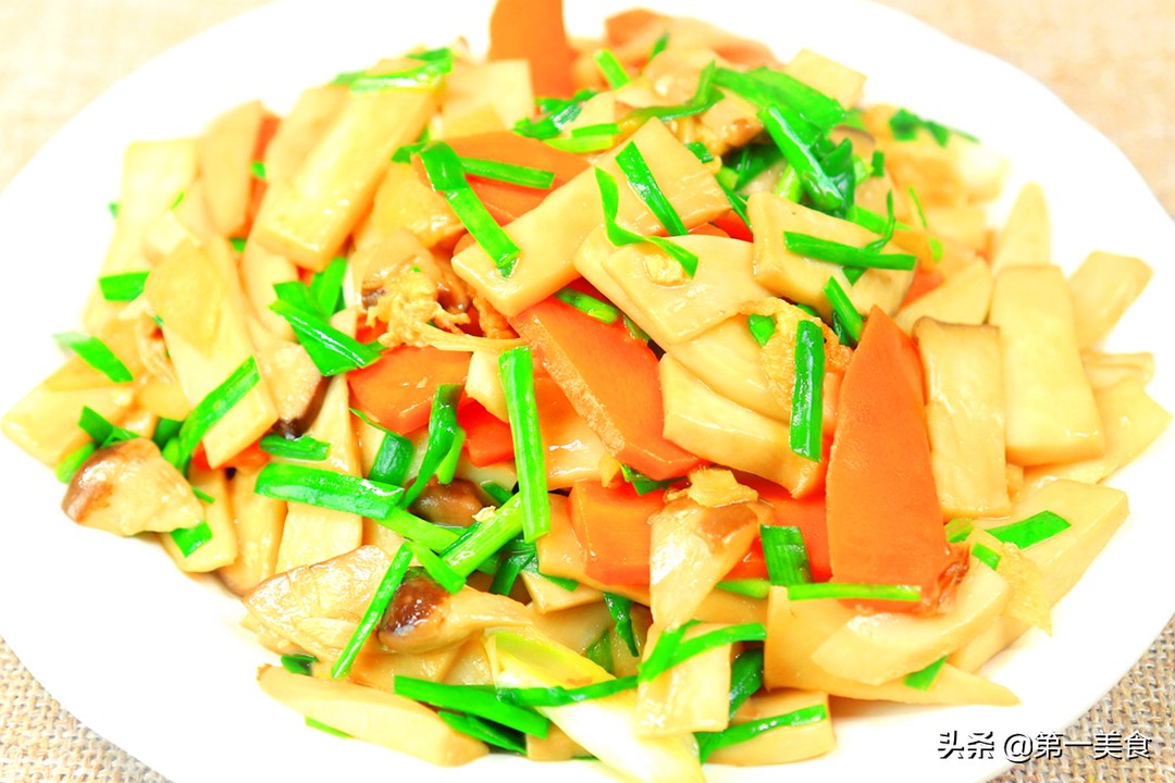 Naturally paired with leeks!  A simple stir-fry, delicious, tender and more fragrant than meat, children rush to eat at the table