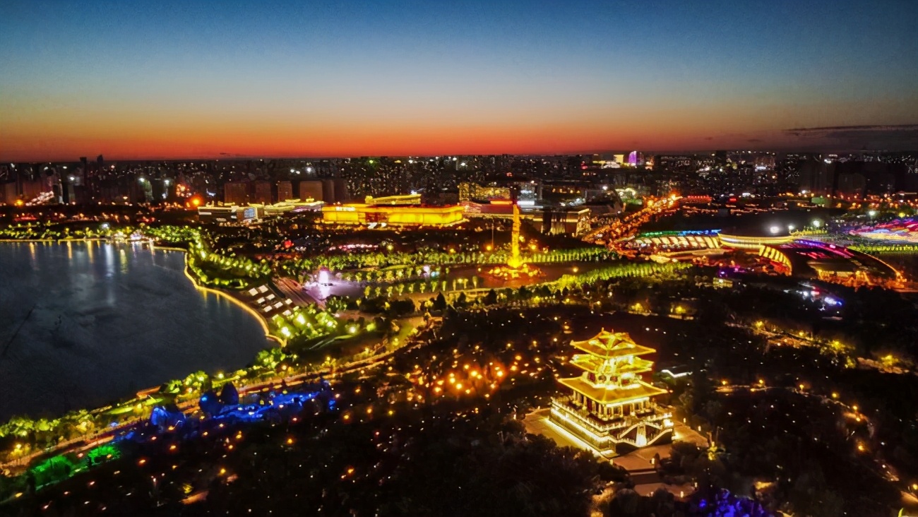 赏南湖璀璨夜景品唐山宴住足球酒店这个周末嗨起来
