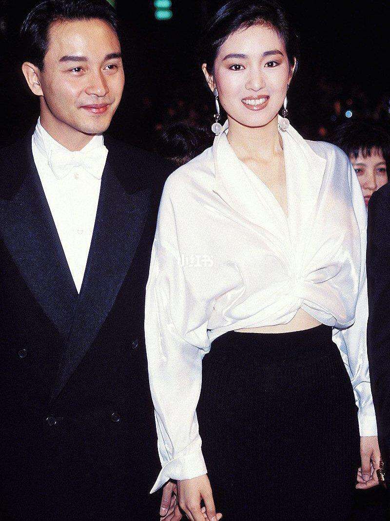 55岁巩俐和72岁老公逛街，看起来比老公还老！美