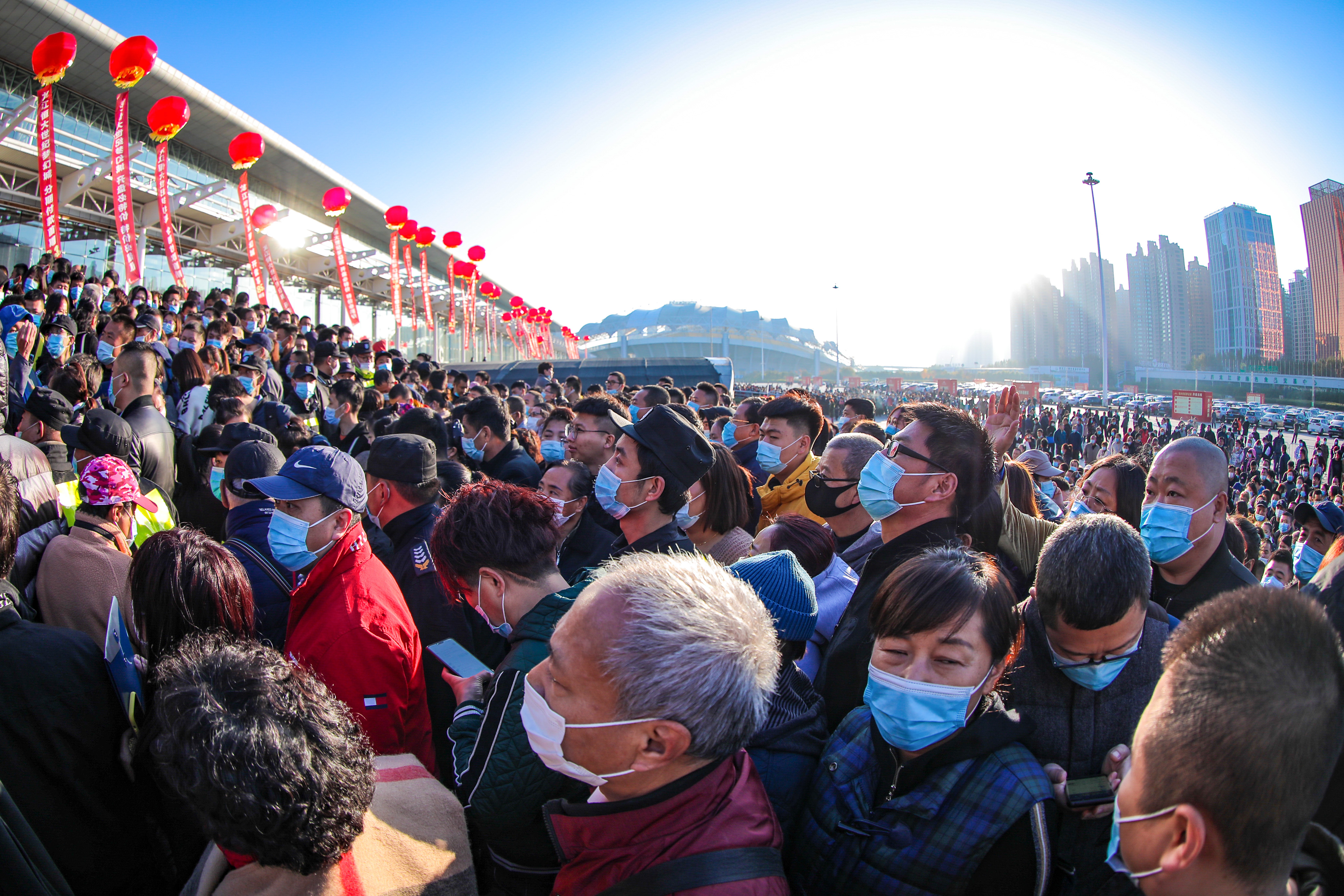 恒大7折卖房燃爆黄金周 抢房现场堪比景区