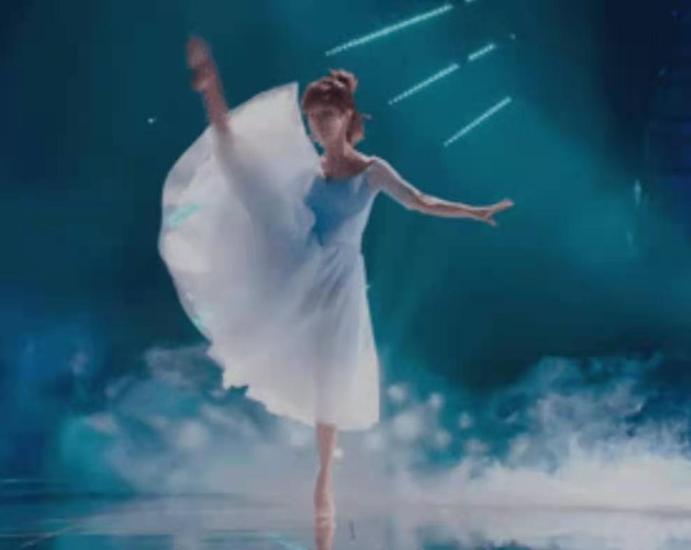 金巧巧与印小天贴身热舞，女方腿与胳膊一样细，却被质疑脸变样？