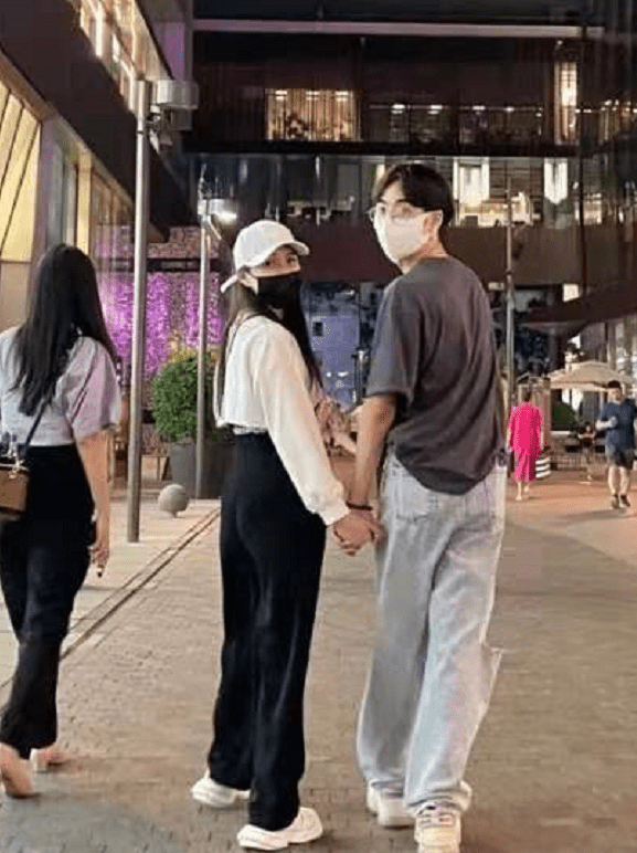 伊能静不舍儿子离开感性表白，母子牵手逛街被误以为是“情侣”