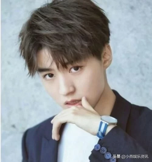 王俊凯在机场被女孩告白，听他“你才要多穿点