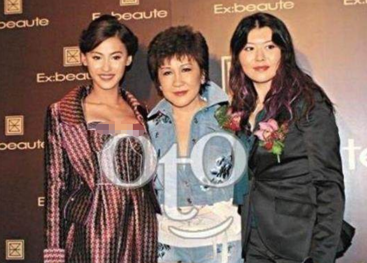 向华强和前妻的女儿，不愿和爸爸扯上关系，如今她优秀得让人羡慕