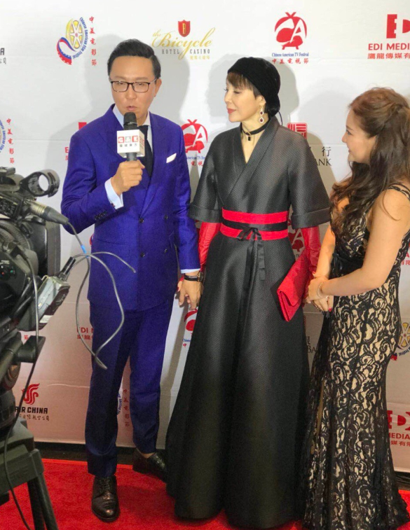 吴刚妻子才叫会保养，一把年纪了脸还溜光水滑