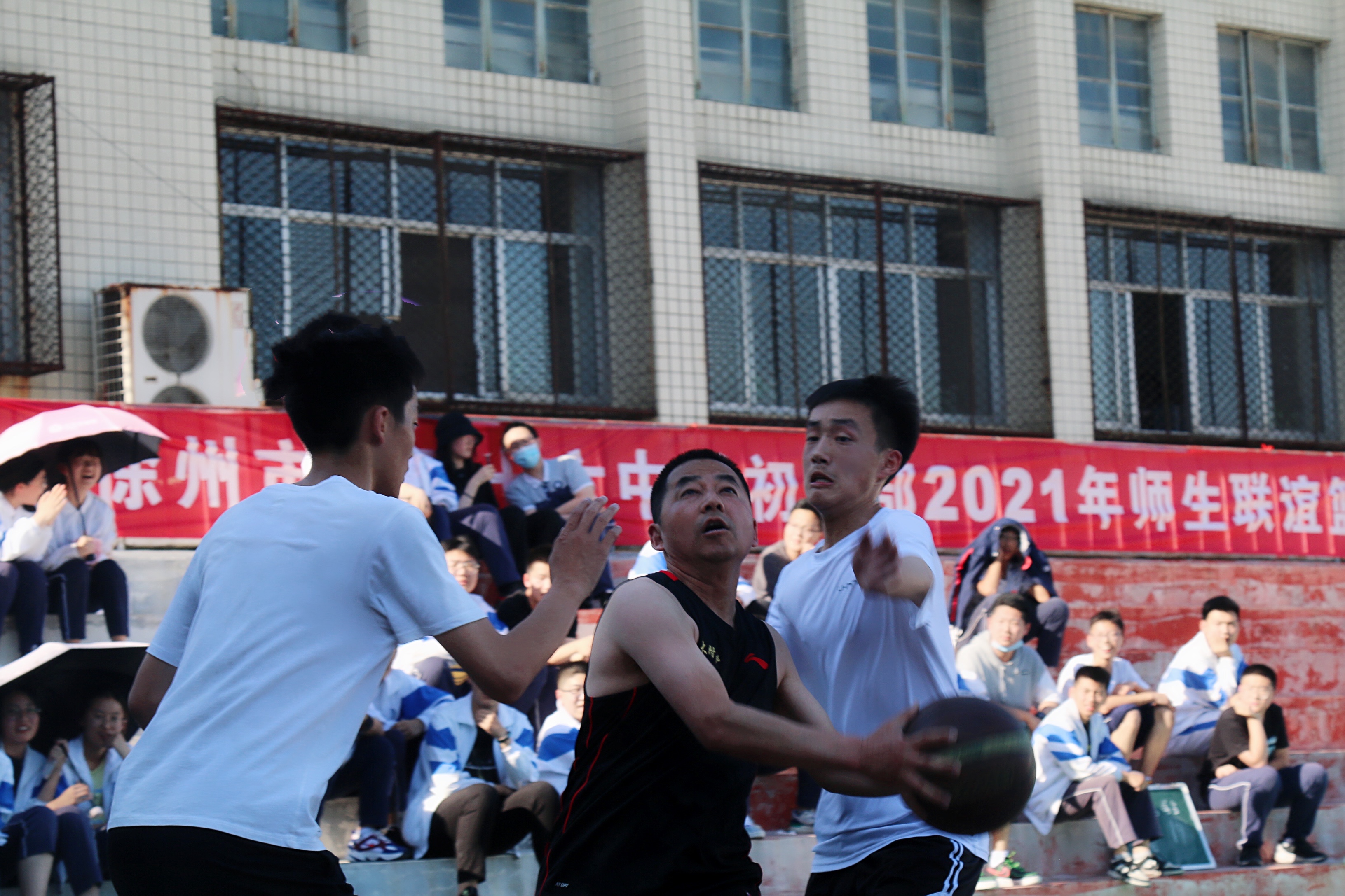 徐州市第三十六中學(xué)初中部舉辦師生籃球賽(圖3) 徐州市第三十六中學(xué)初中部舉辦師生籃球賽(圖3)