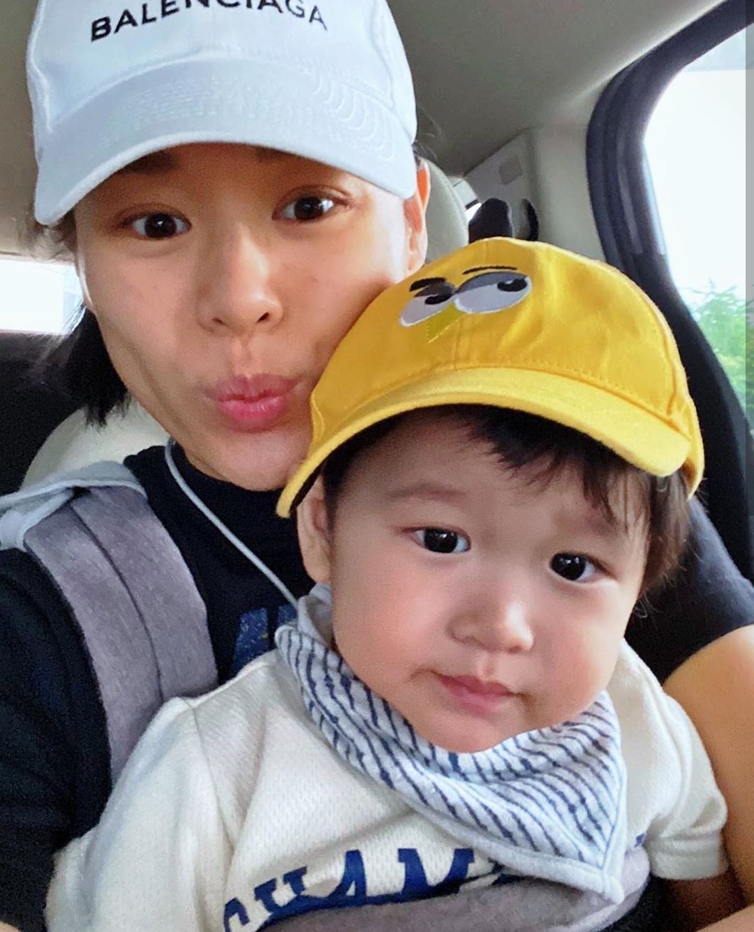 胡杏儿分享另类全家福，夫妻俩分居两地，一家四口每天视讯解相思