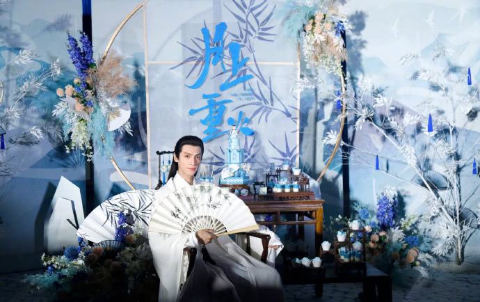 曾经是舞蹈老师，两次以组合出道《月上重火》