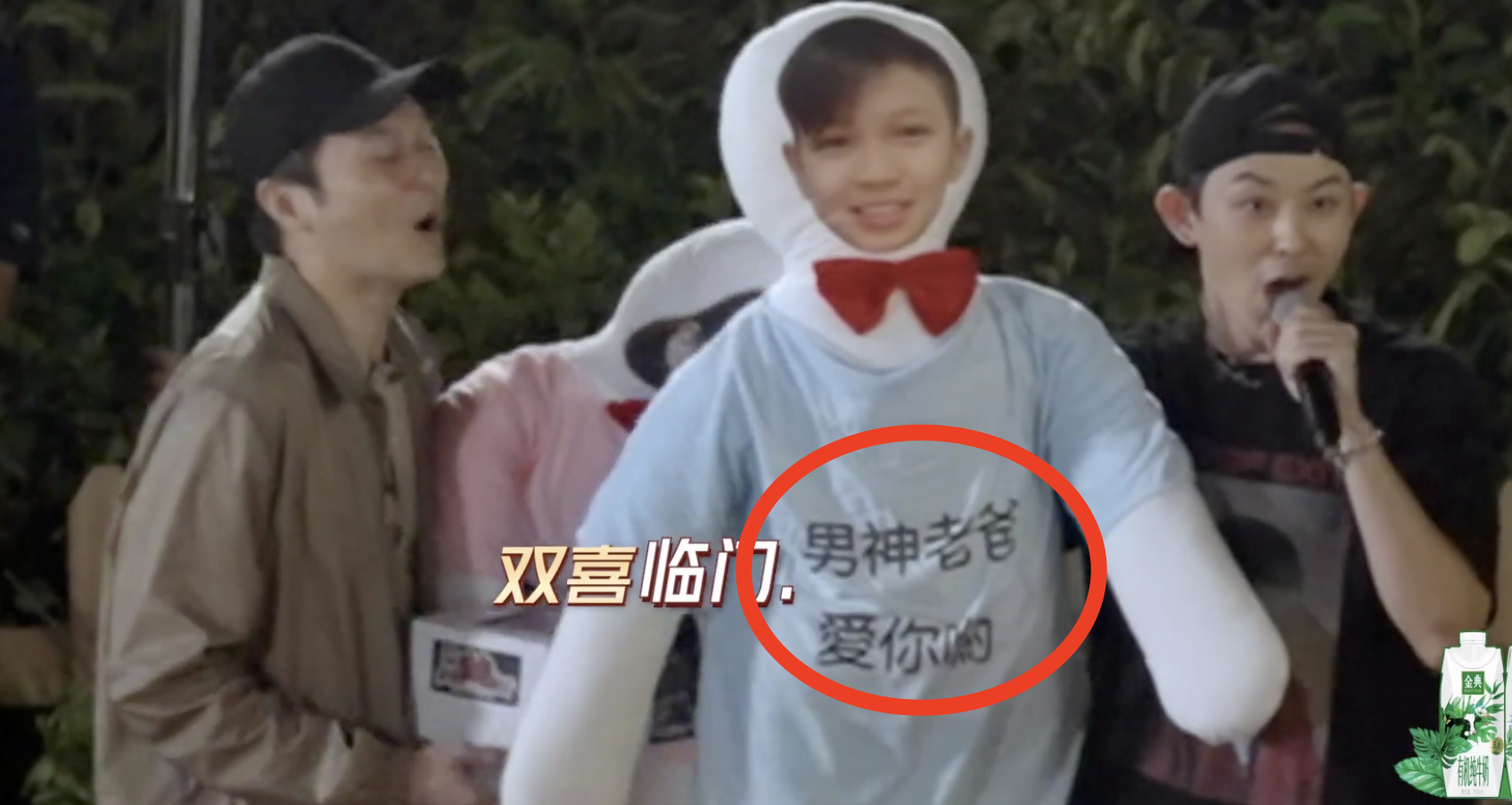 张智霖被獒犬送袁咏仪人偶，调侃很恐怖，靓靓追老公综艺犯花痴