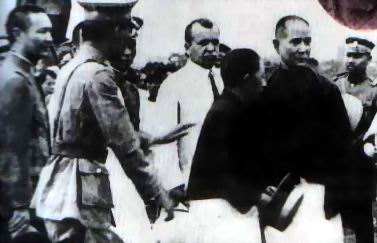 ����ʯ�׿ڳ��ϵ���ǿ���֣�һ����ë��ϯ������һ���е��ݴ�