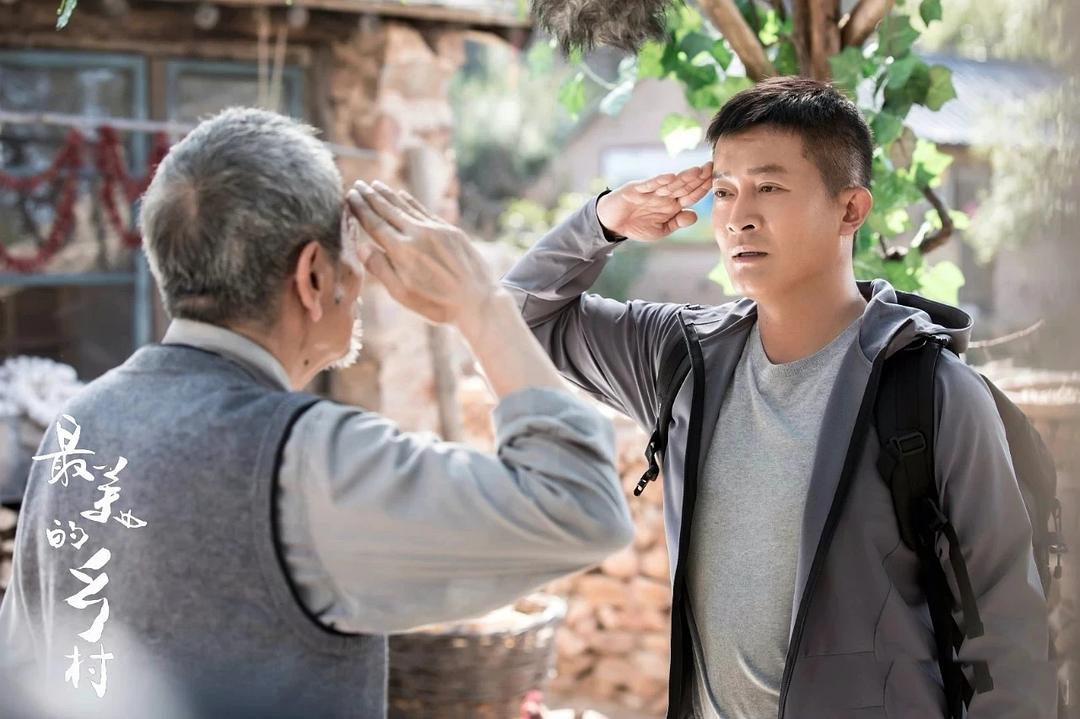 两人同岁曾经演师徒，新剧中徒弟发福显老，师傅反而显年轻