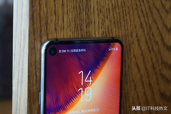 三星Galaxy A8s黑瞳全视屏 两千元档位旗舰手机