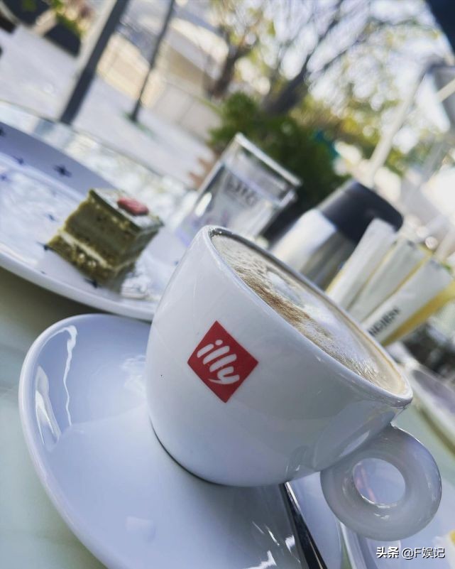 郭可頌熊黛林帶雙胞胎女兒出遊一家四口和雙方母親幸福三代同堂