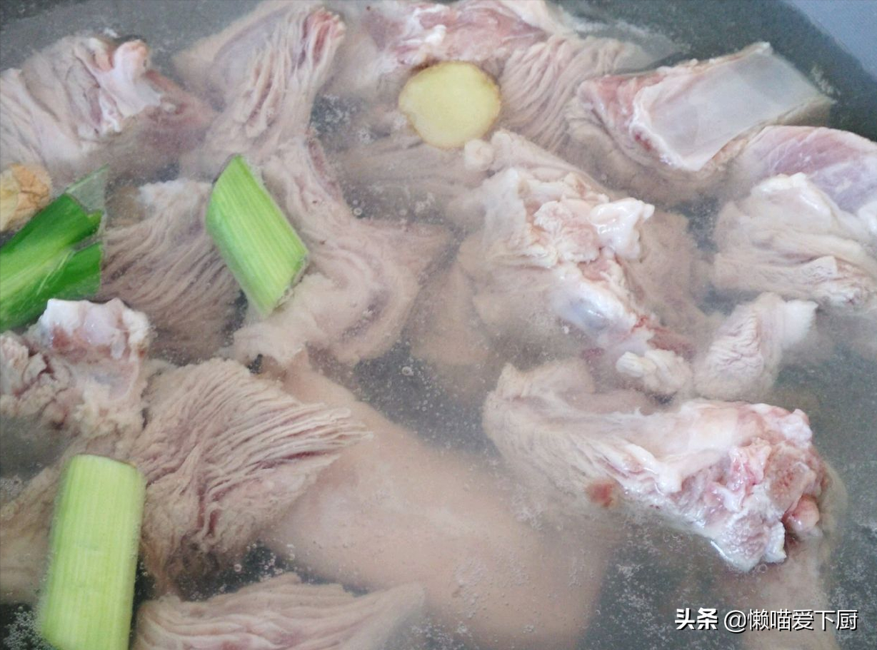 煮猪肉炖排骨，记住“1放3不放”，肉香汤鲜味道好，关键还不腥