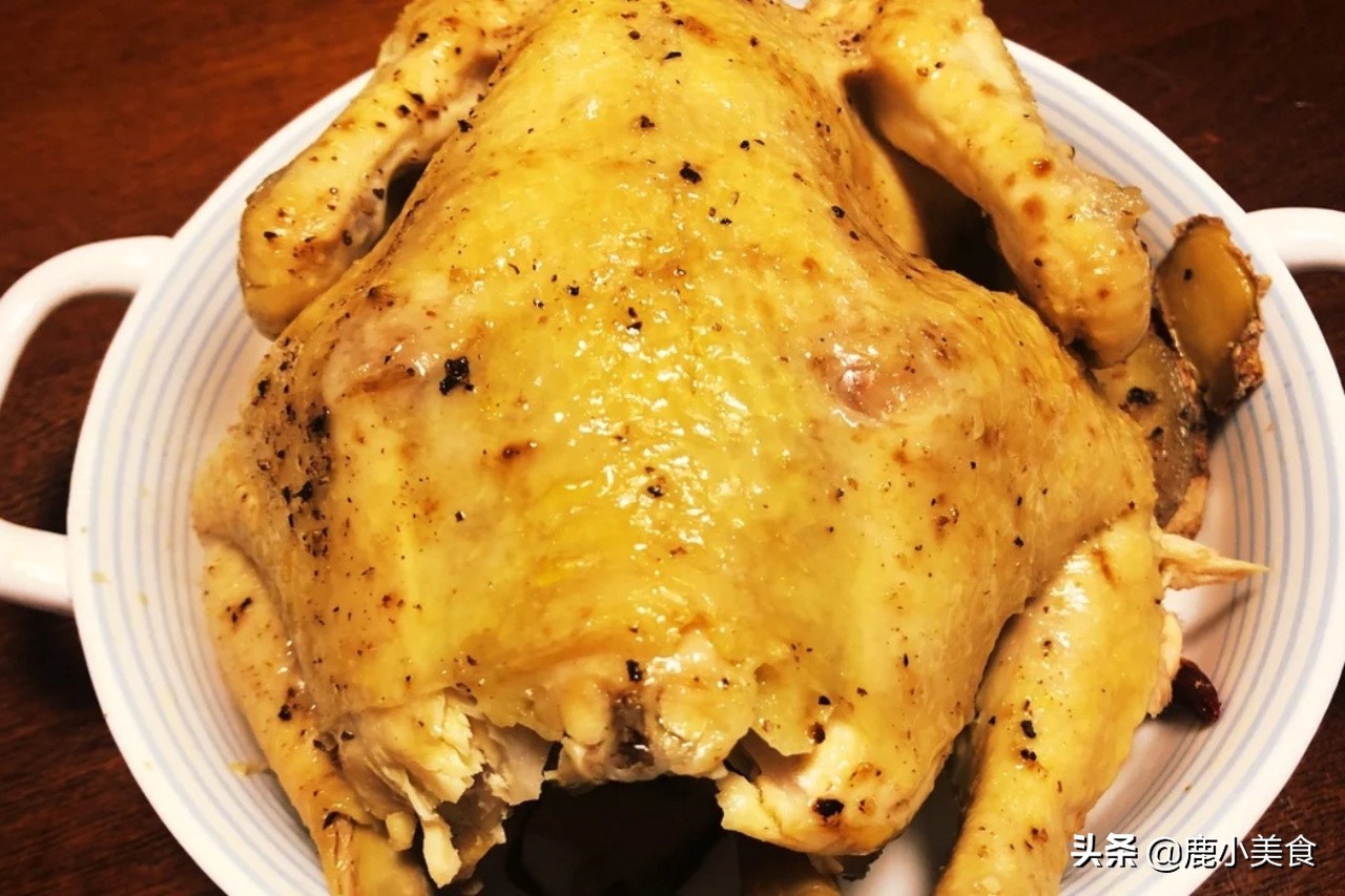 原来电饭锅也能做盐焗鸡，肉嫩软烂，咸香十足，关键做法超省事