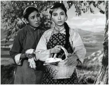 从被拐卖幼童到蜚声天下的名人，新凤霞为啥能扼住命运的咽喉？